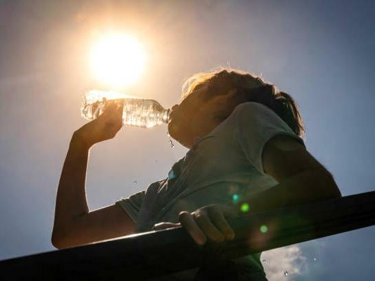 Na pele, o uso diário de protetor solar é essencial, mesmo para quem passa a maior parte do tempo em ambientes internos, pois a radiação ultravioleta atravessa vidros.