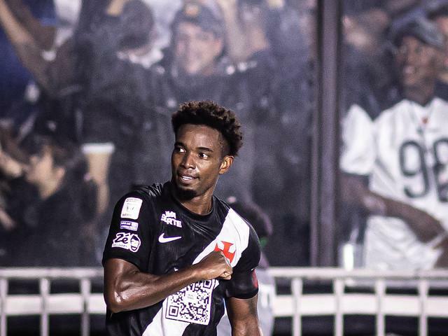 Thiago Mendes sofre ataques racistas após postagem sobre o Boca e se desculpa por provocação