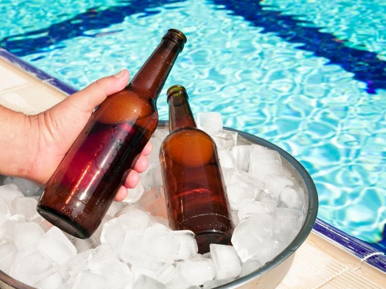 Deixar as cervejas no gelo é a forma mais comum de deixá-las geladas.