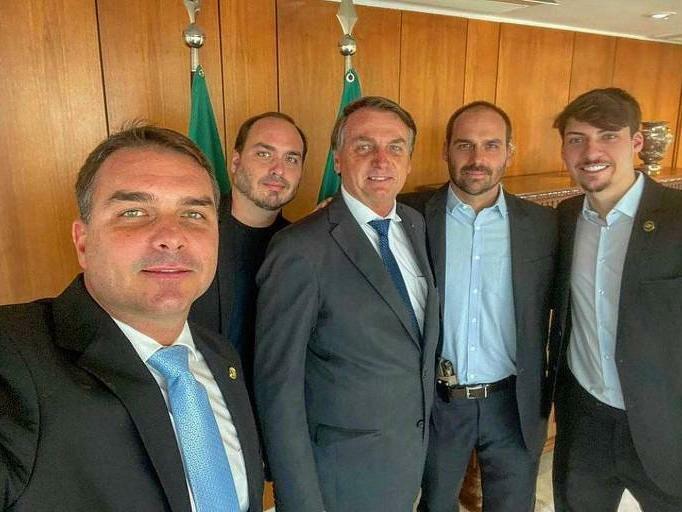 Flávio, Eduardo, Jair, Carlos e Renan Bolsonaro juntos.