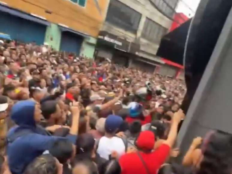 Loja anuncia TV a R$ 20 e inauguração causa tumulto: 'Estou na fila há três dias'