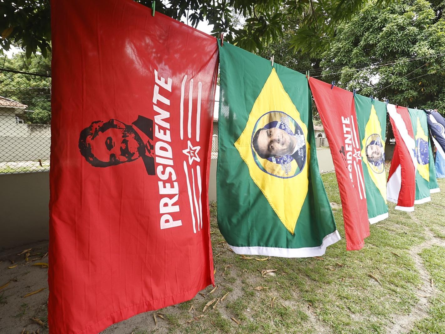 Bandeiras de Lula e Flávio em venda de rua em Belém.