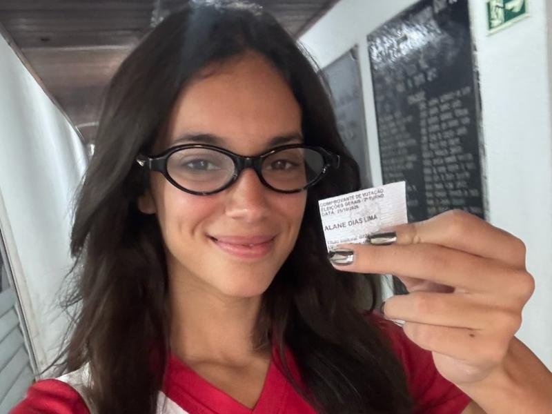 Alane Dias cumpre dever eleitoral e curte noite com aparelhagem