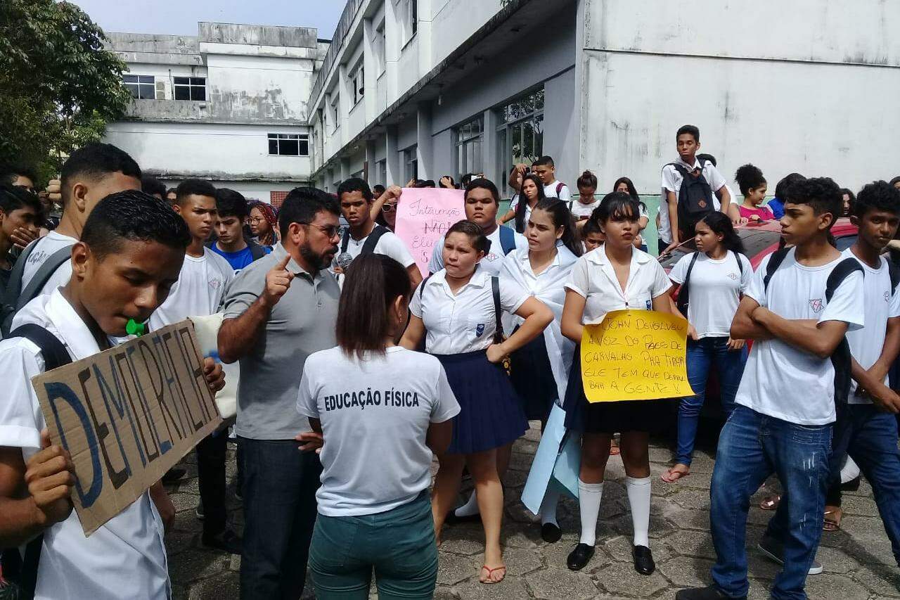 Alunos do Colégio São Vicente fazem protesto por demissões de