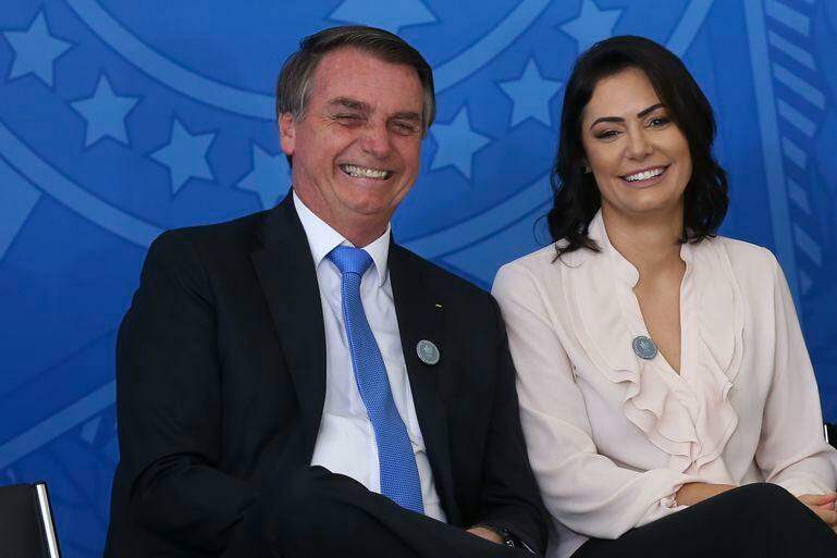 Bolsonaro vai à praia em base naval ao lado da filha Laura - Jornal de  Brasília