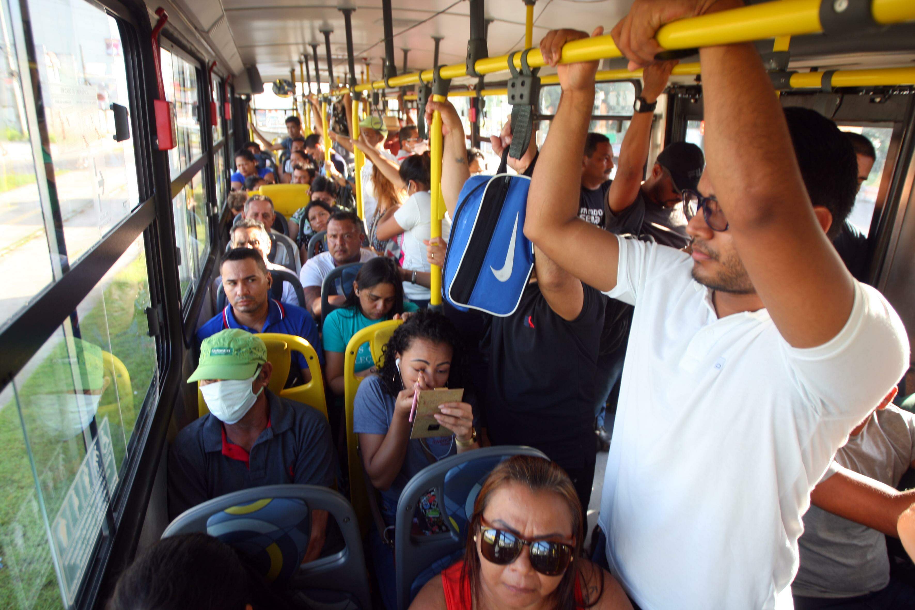 Passageiros reclamam de falta de ônibus e veículos lotados | Belém | O  Liberal