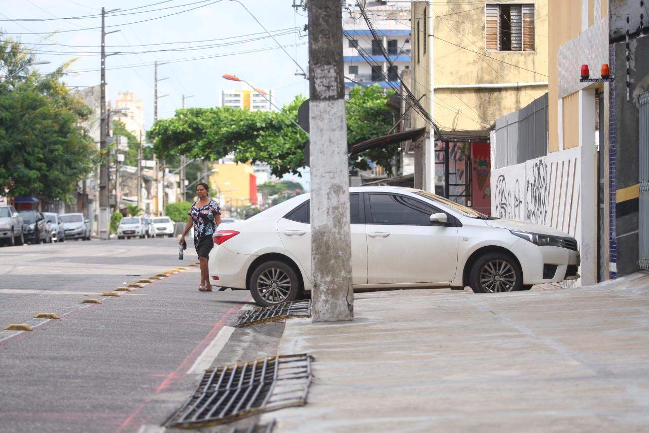 Fradinhos não impedem estacionamento sobre calçadas - Jornal O Globo