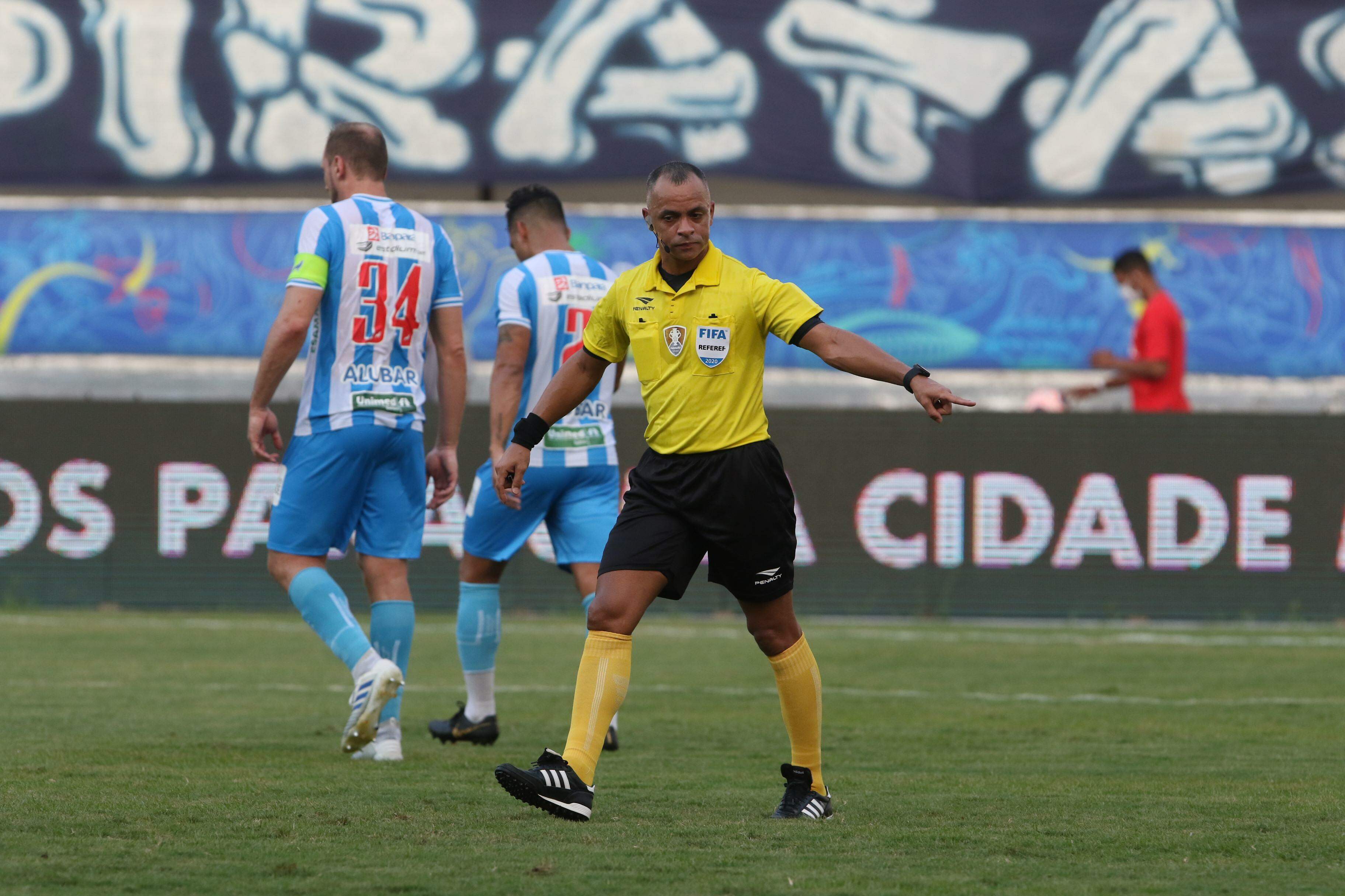 Wilton Pereira Sampaio apita duelo decisivo das quartas de final