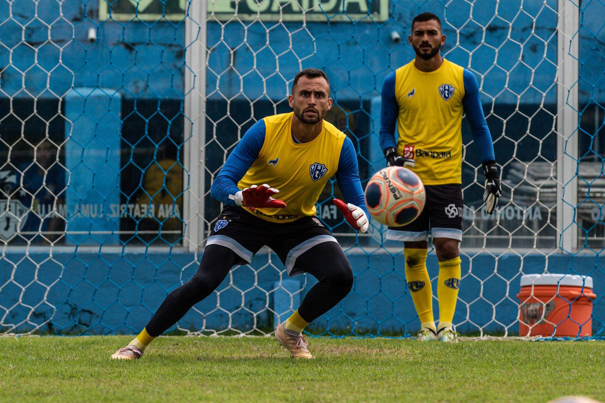 Após sofrer lesão grave, atacante Wesley pensa em voltar aos