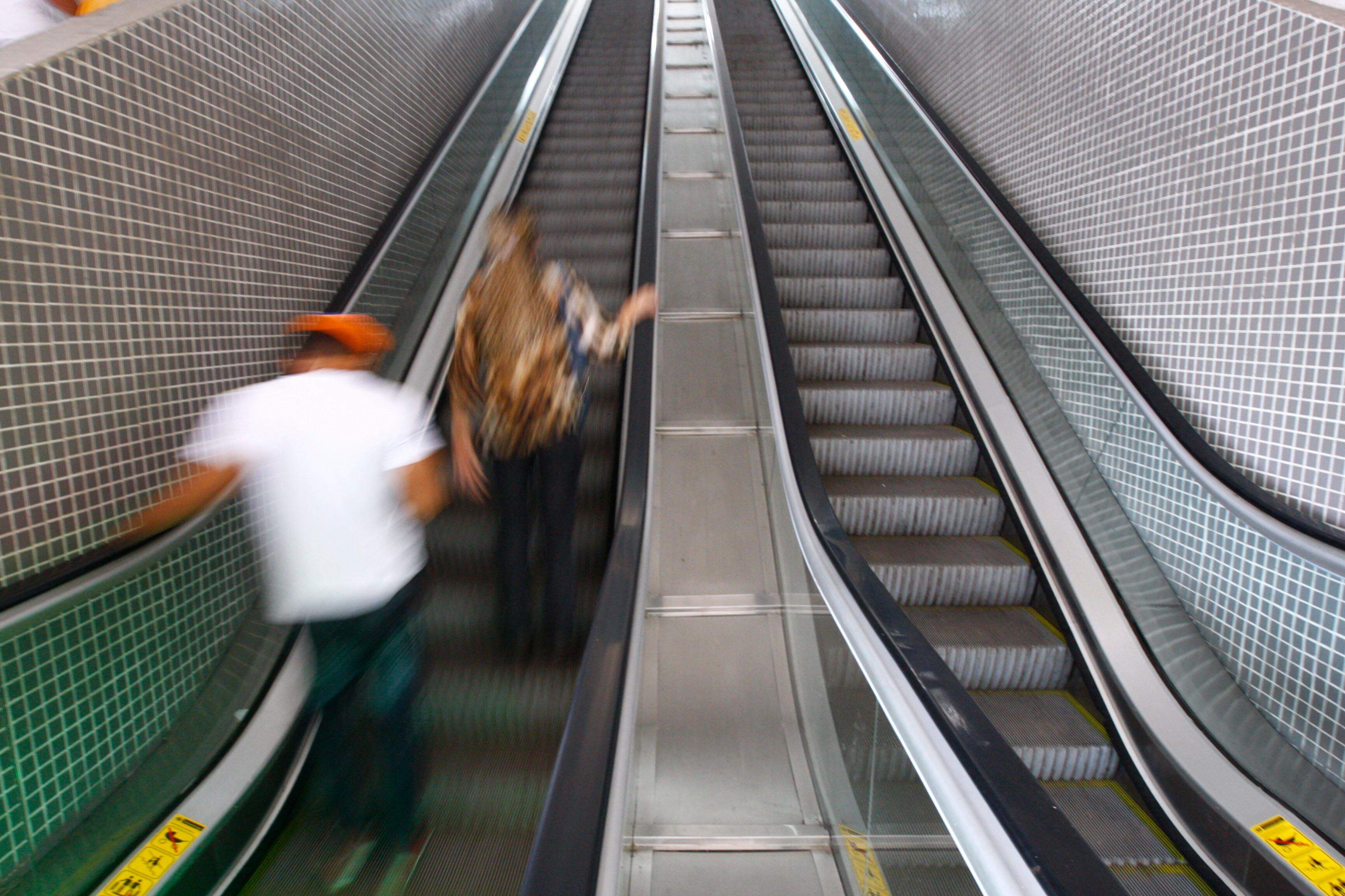 Trocar o elevador por um lance de escada já significa quebra de  sedentarismo! - Drogarias Exata