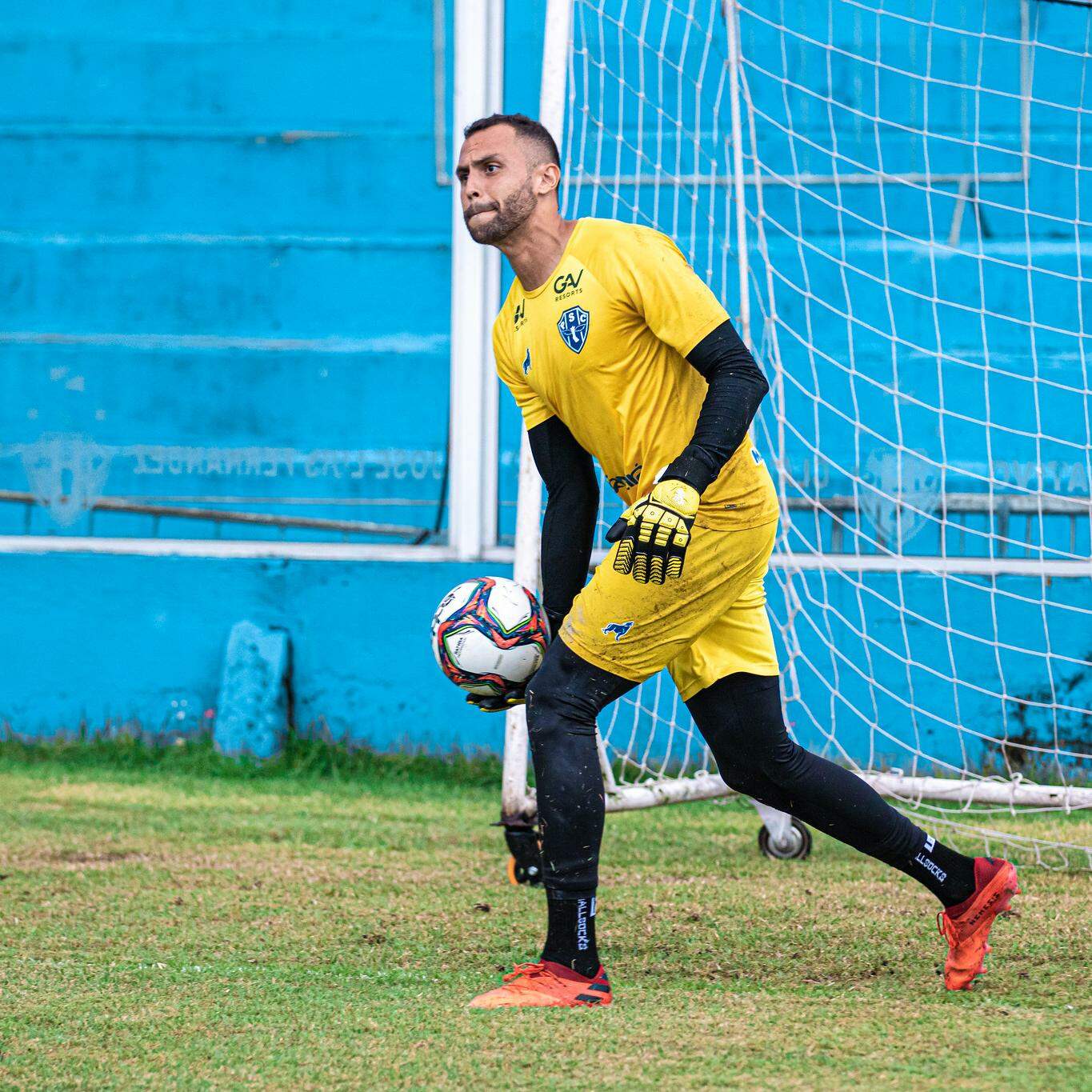 Após sofrer lesão grave, atacante Wesley pensa em voltar aos