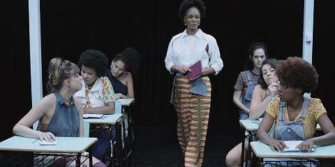 Cena dos alunos na escola durante a aula de literatura 
