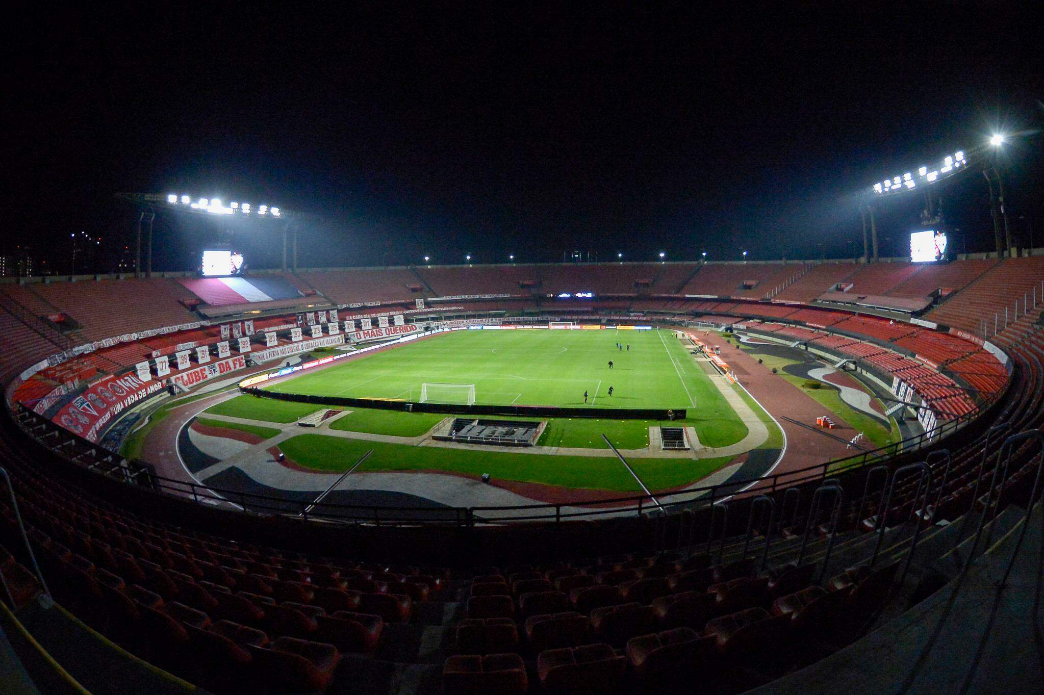 Zagueiro argentino critica ação da PM no Maracanã: 'Uma vergonha essa  polícia