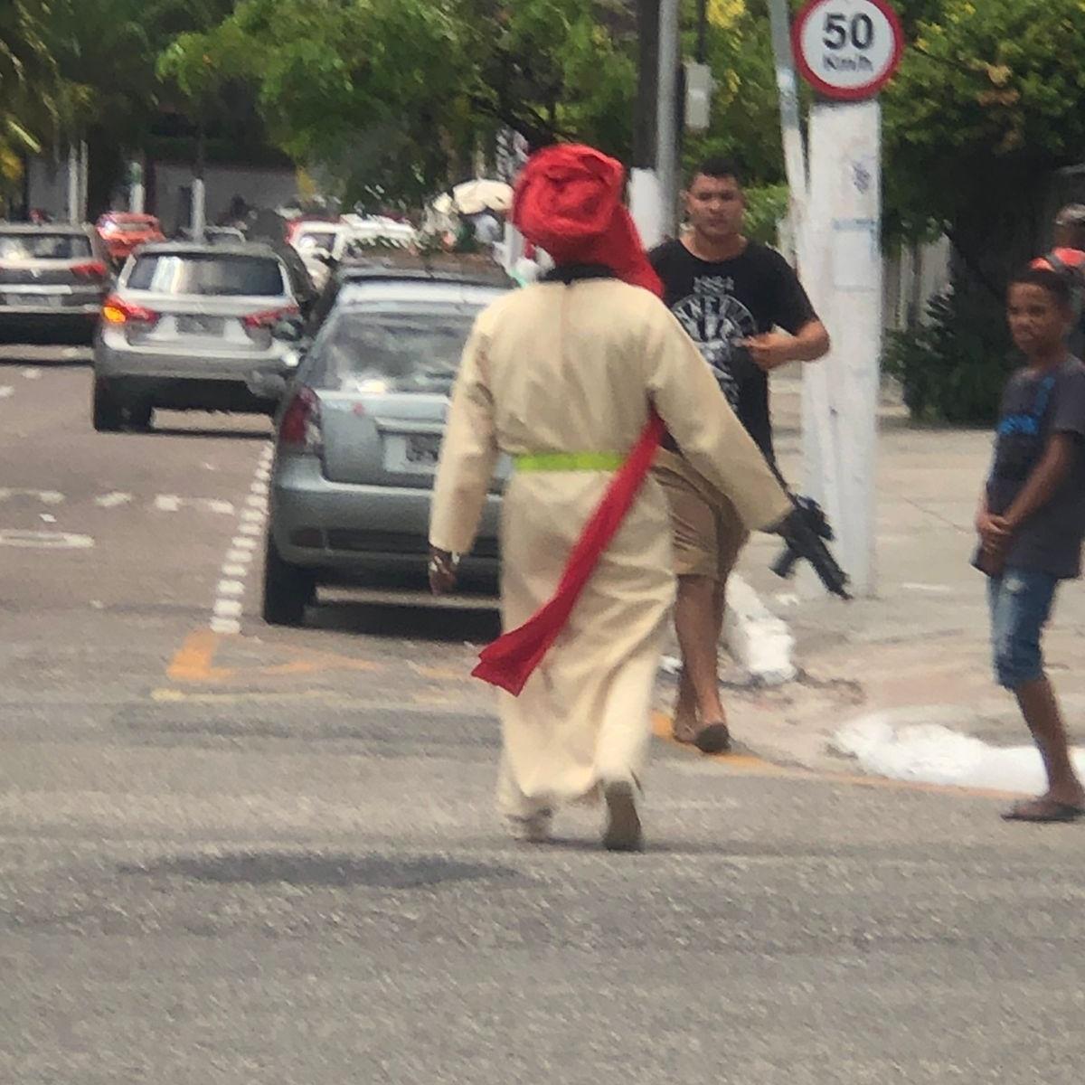 Dama de Vermelho: homens entregaram armas falsas para enganar polícia