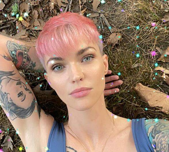 Batwoman  Ruby Rose denuncia abusos e morte de dublês no set