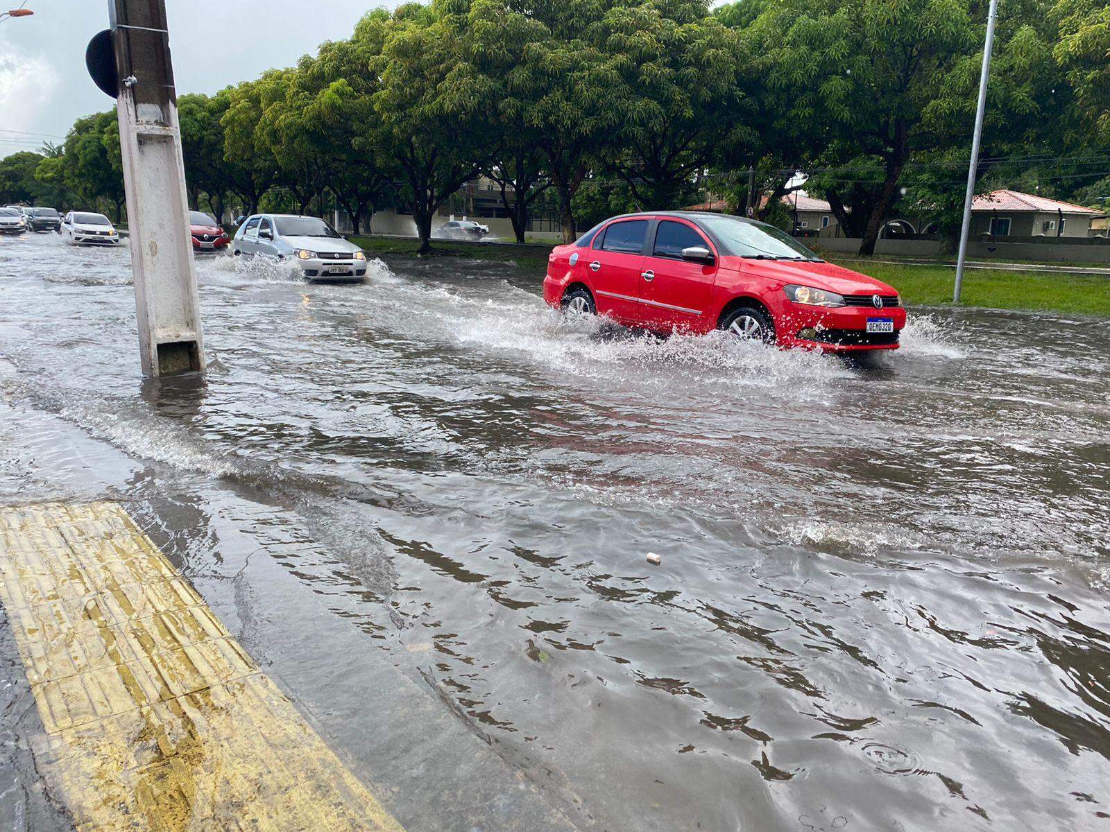 Chuva deixa trechos de Belém embaixo d'água nesta segunda