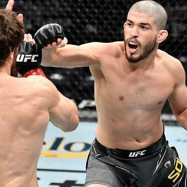 Ex-campeão do UFC, Khabib Nurmagomedov assina contrato com