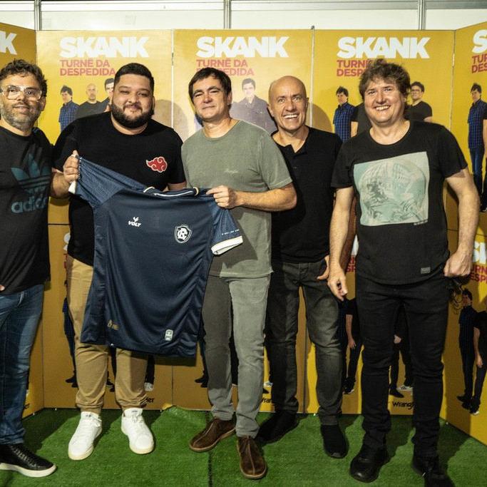 Cruzeiro divulga fotos da nova camisa branca; Samuel Rosa aparece com ela  em evento