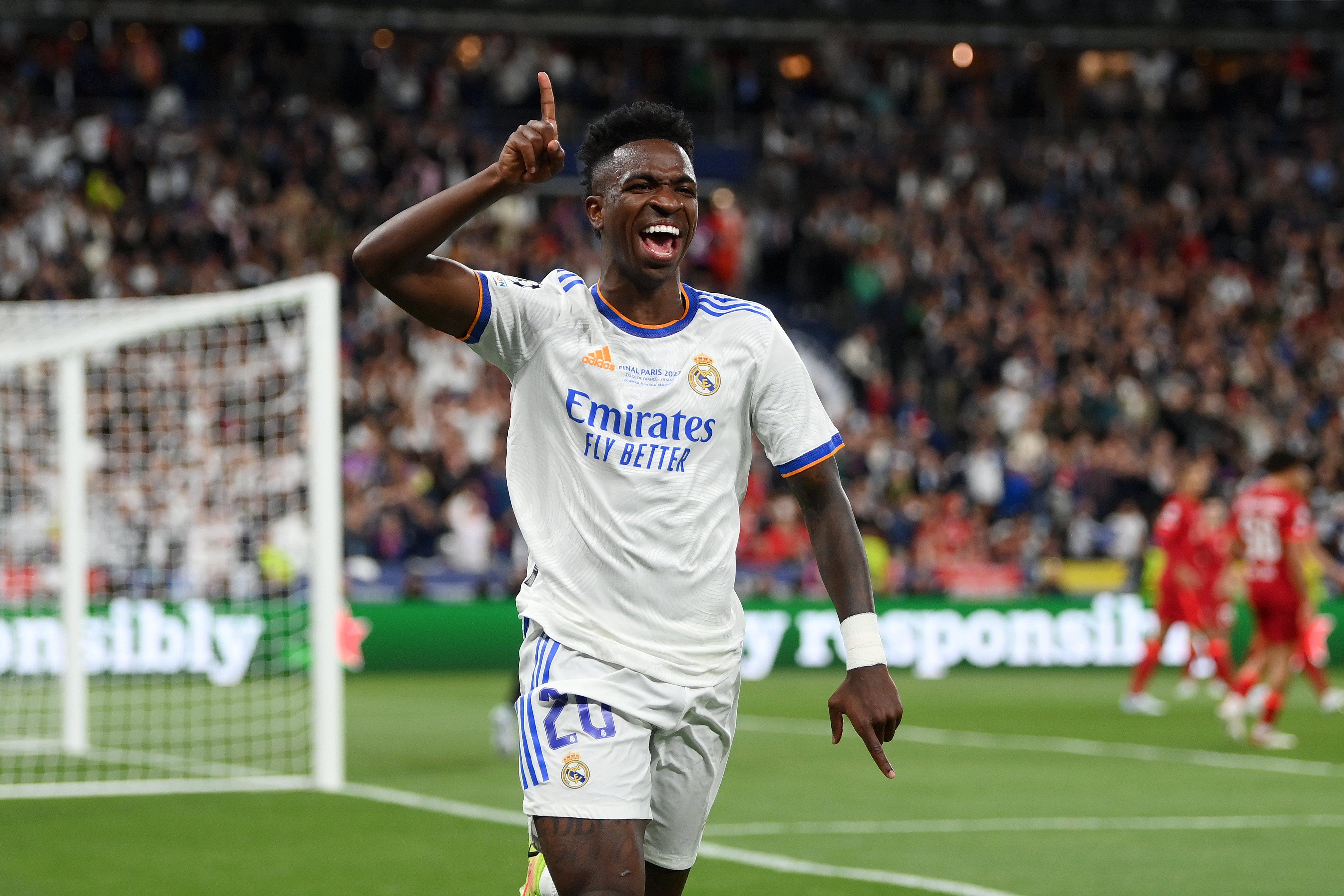 Jogadores do Real vestem camisa de Vini Jr antes de partida pela La Liga