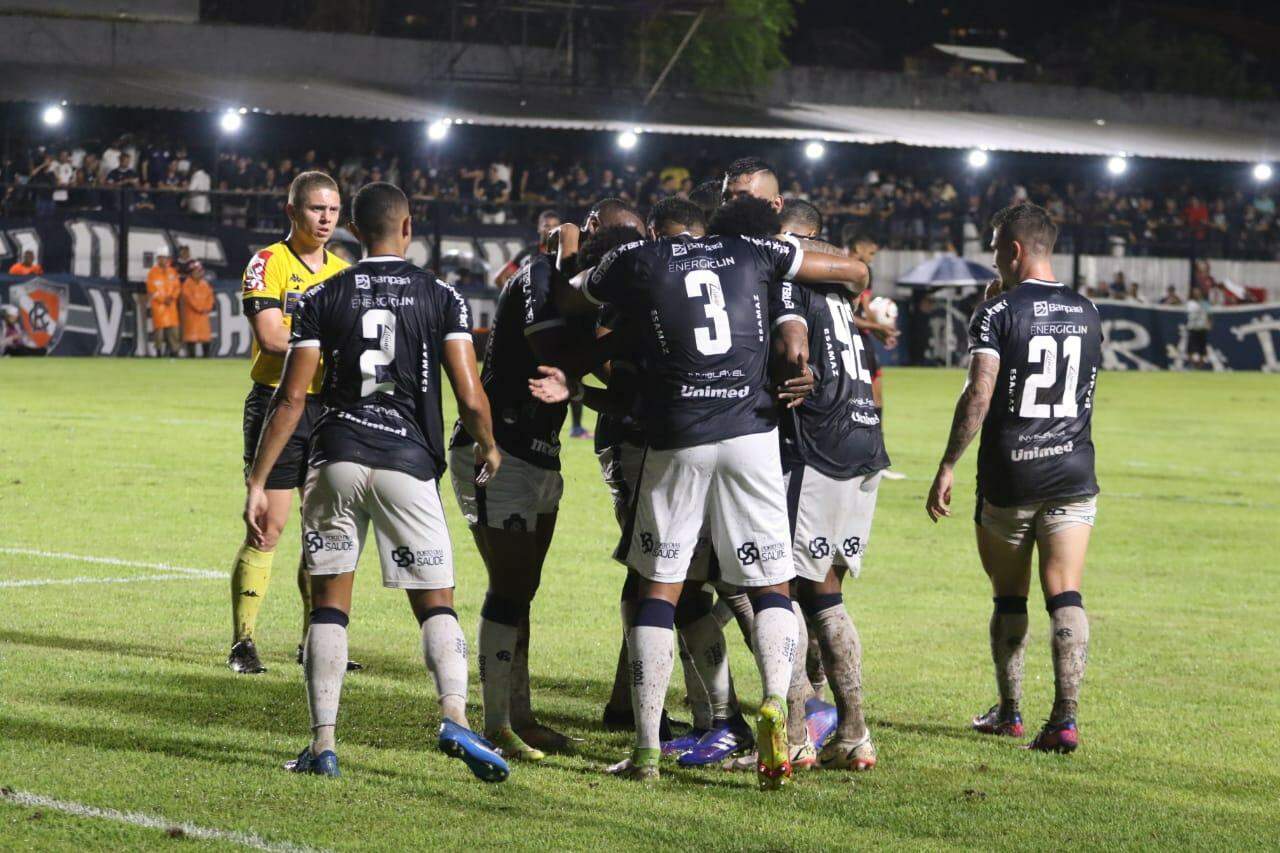 Acompanhe os principais lances do jogo Flamengo 2x1 Campinense