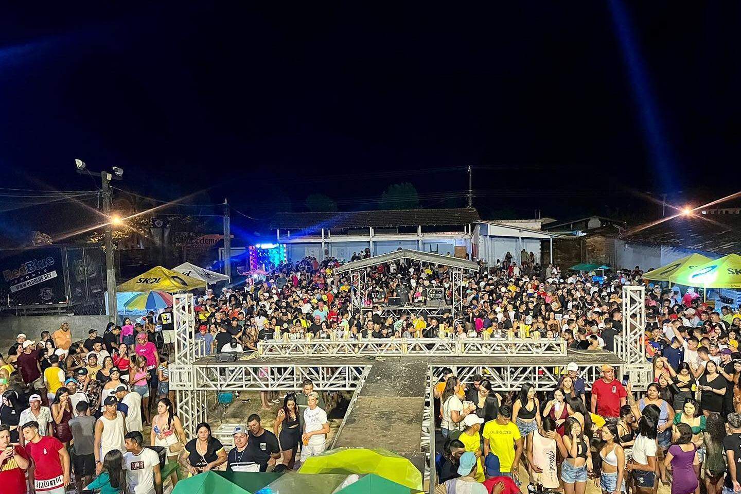 Aparelhagem Crocodilo suspende concurso de funk após mulher tirar a roupa no  palco | Cultura | O Liberal