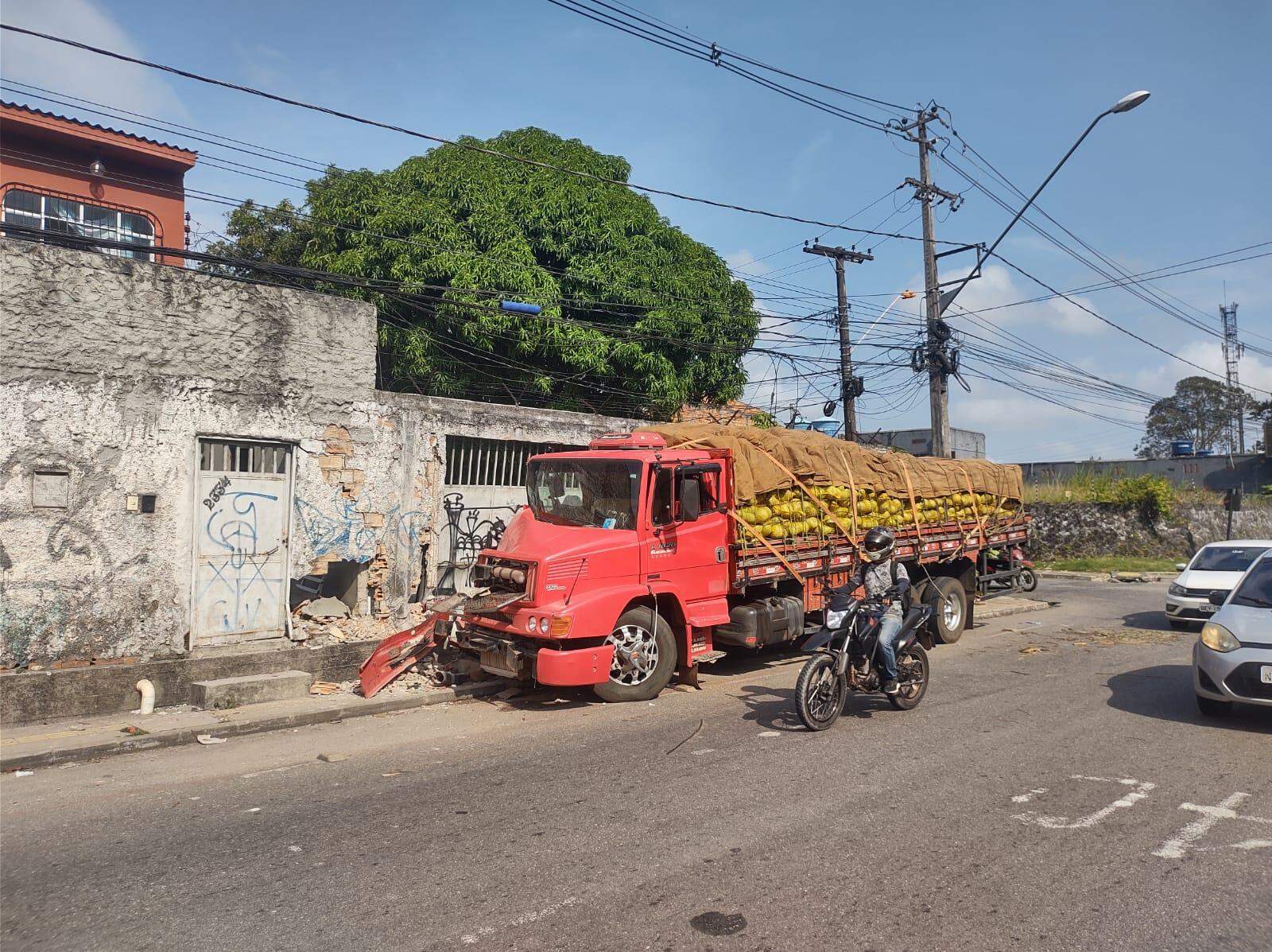 Itaperuna – Quarta-feira – 22:20 – Moradores reclamam de caminhão  estacionado atrapalhando o trânsito. Click na foto e veja a reportagem  completa: – Blog do Adilson Ribeiro