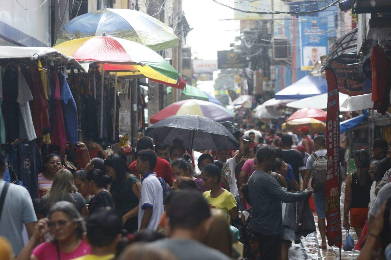 Clientes lotam shoppings na busca do presente de última hora