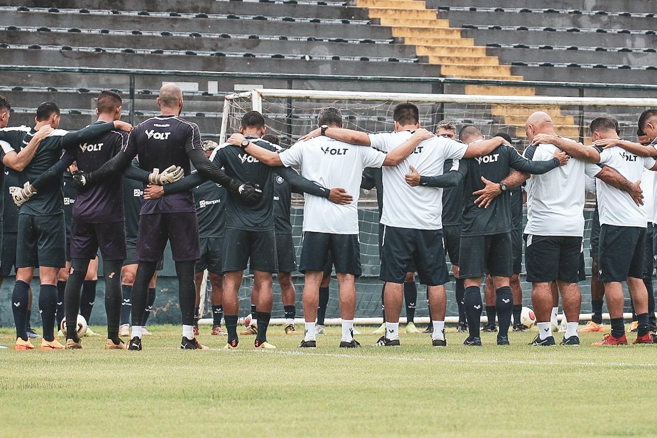 Torcedor invade campo para cobrar técnico após empate do Newcastle