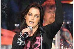 Filha de Lisa Marie Presley emociona internautas ao publicar foto antiga  para homenagear a mãe - Entretenimento - R7 Famosos e TV