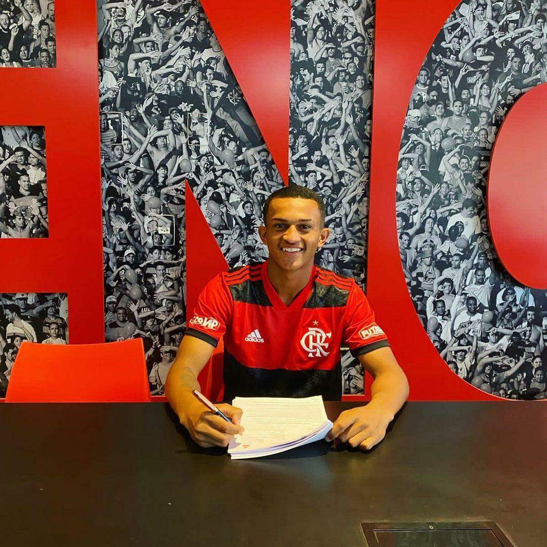 Flamengo negocia empréstimo de lateral-direito Wesley ao Barcelona, afirma  portal