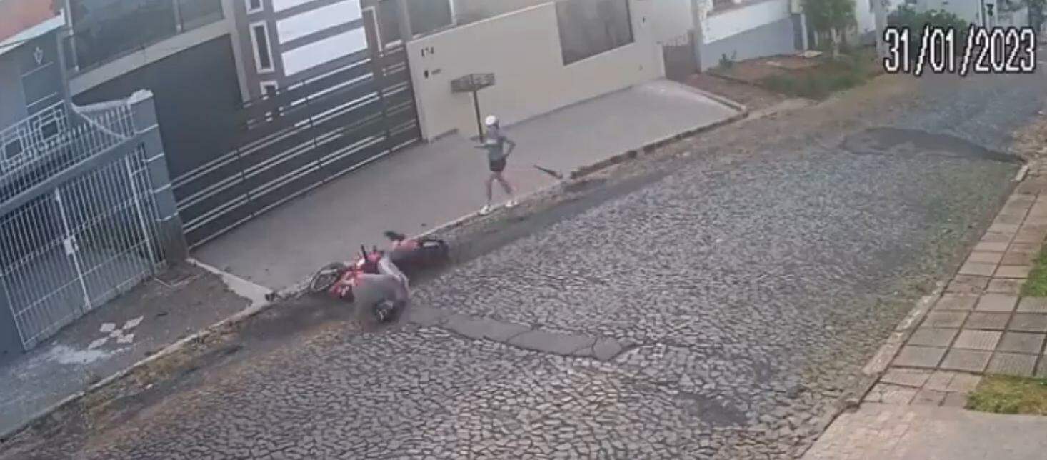 Homem cai de moto ao tentar assediar mulher na rua; vídeo | Brasil | O  Liberal