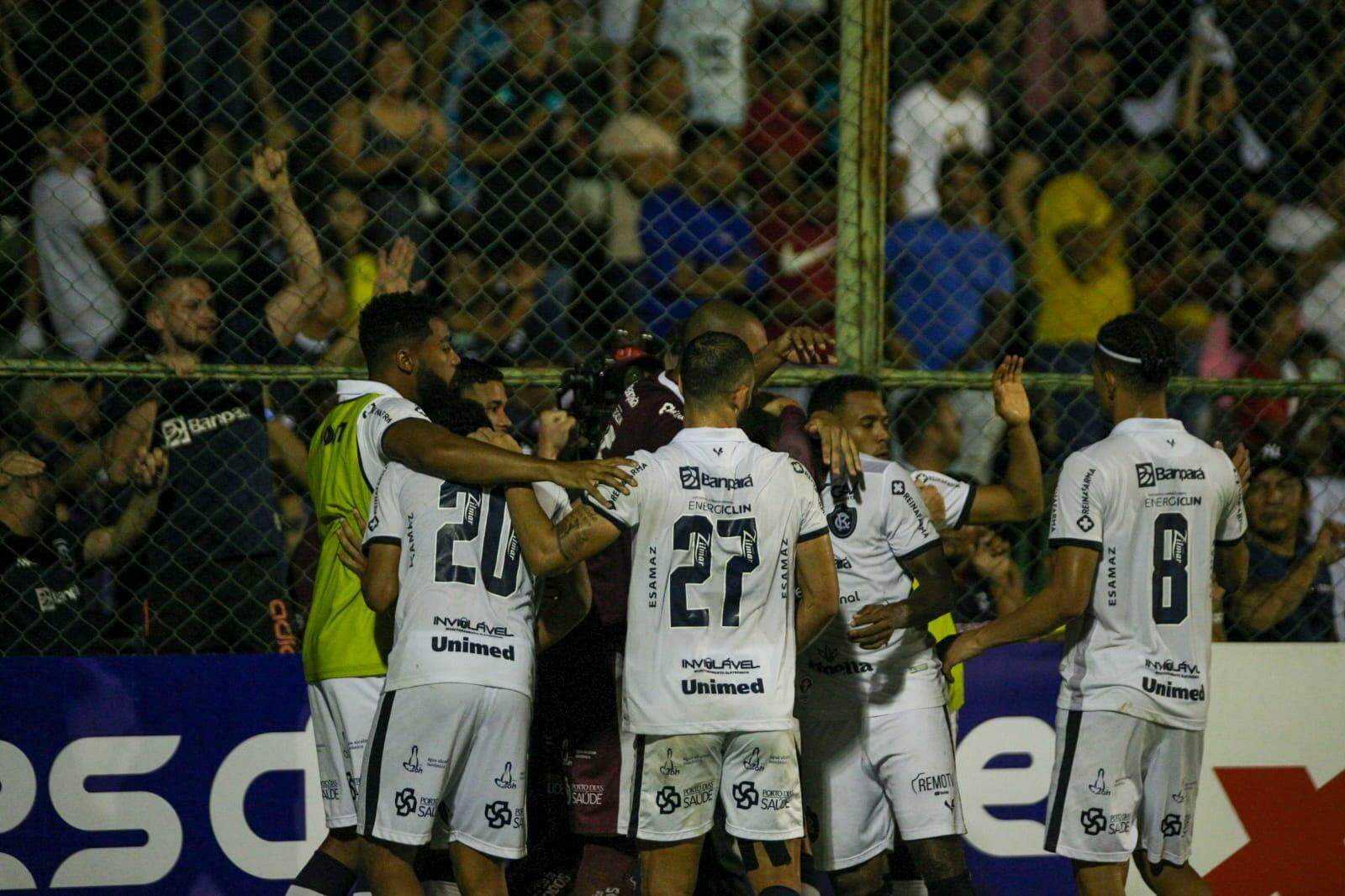 Momento Perigoso Do Jogo De Futebol Na Ilustração Do Portão ícones