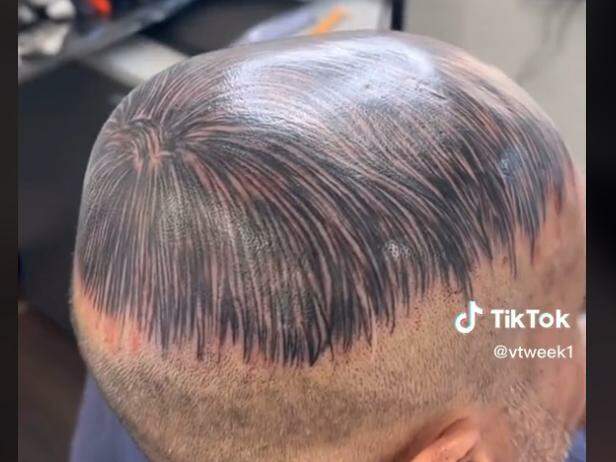 Homem calvo faz tatuagem no lugar do cabelo e viraliza na web: 'Lindo  demais