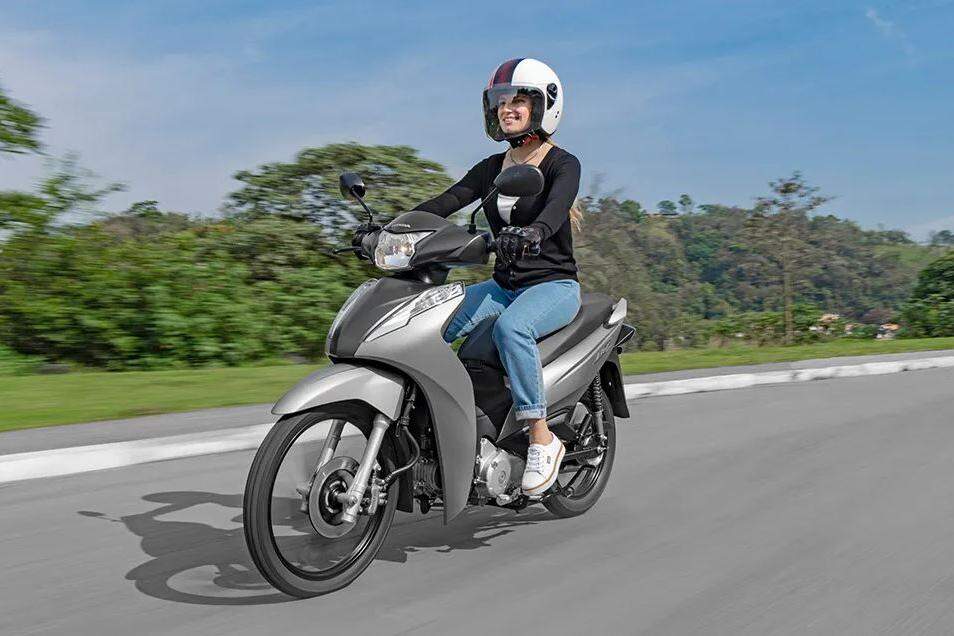 Habilitação de moto para mulheres cresce quase 80% em dez anos no Paraná,  aponta levantamento, Paraná