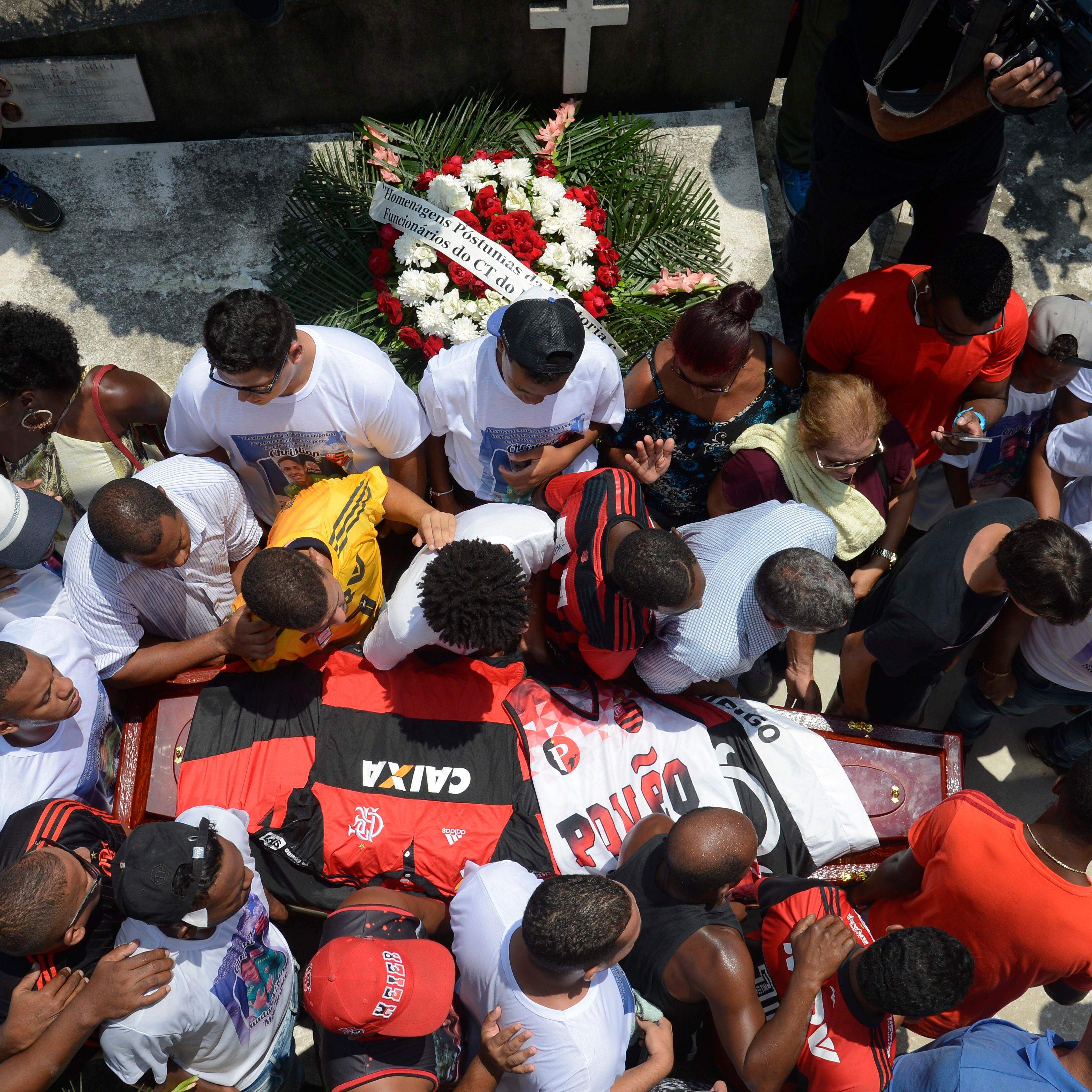 Torcedor morre após briga entre torcidas antes de jogo entre Flamengo e  Vasco