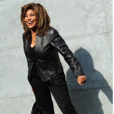 Tina Turner é homenageada com sua versão da boneca Barbie