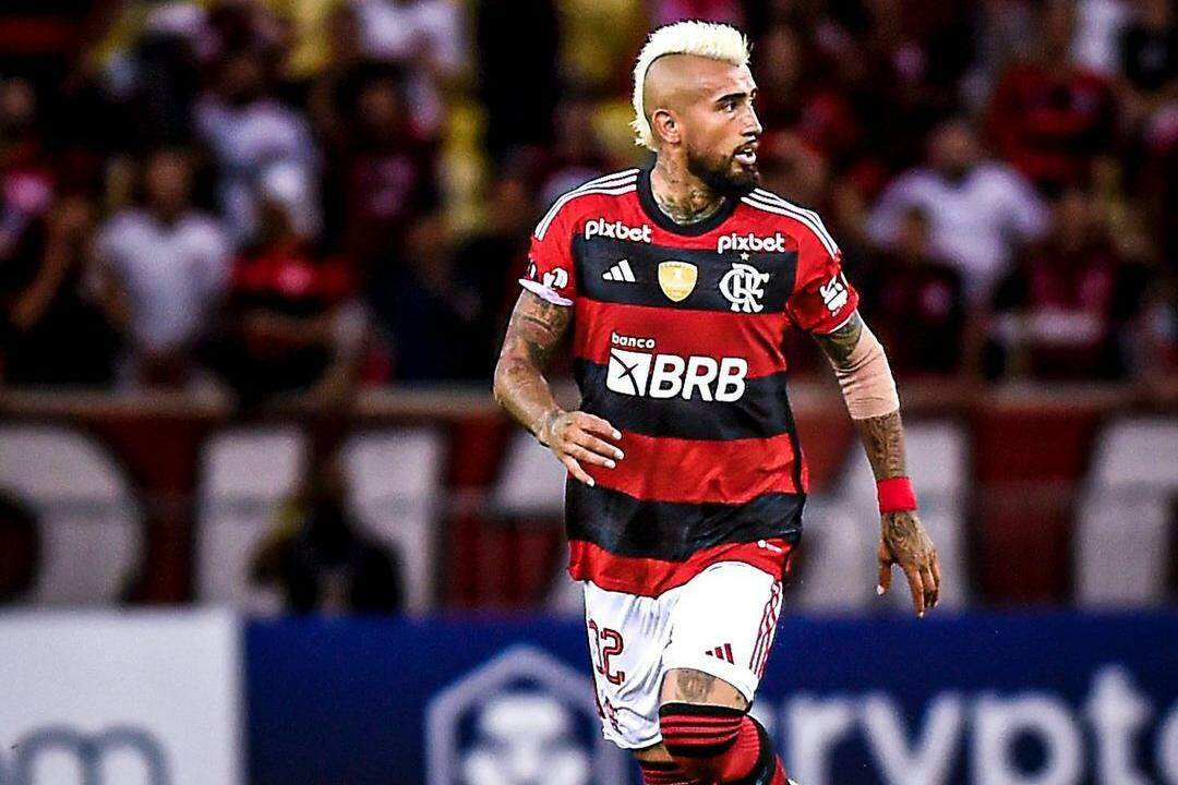 Com a saída de Arturo Vidal, Flamengo terá apenas seis jogadores