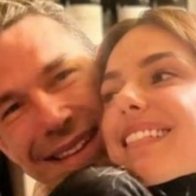 Mãe de Isis Valverde rebate críticas por namorar homem 24 anos