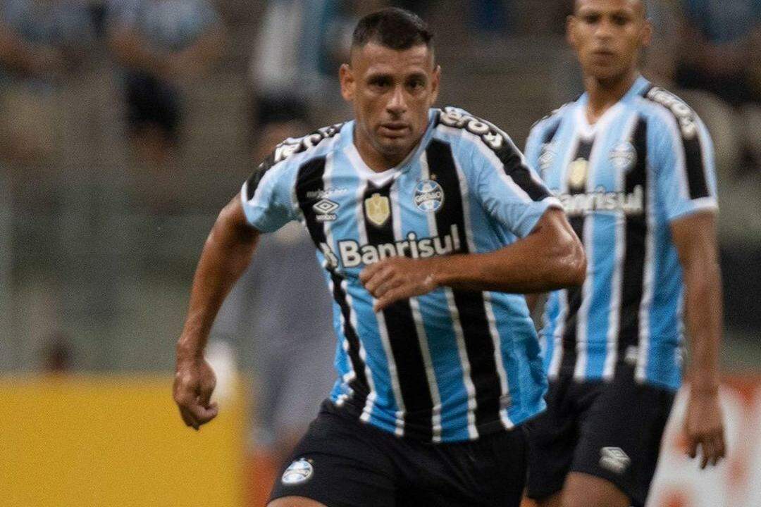 Artilheiro do Grêmio, Diego Souza é liberado para fazer cirurgia e