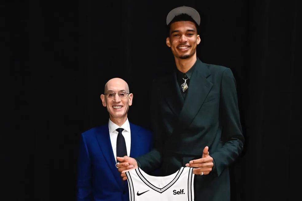 É francês, tem 18 anos, 2,23 metros e ainda nem chegou à NBA, mas