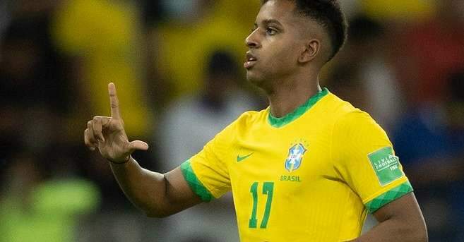 Com camisa da Seleção Brasileira Feminina, Rodrygo convoca torcida
