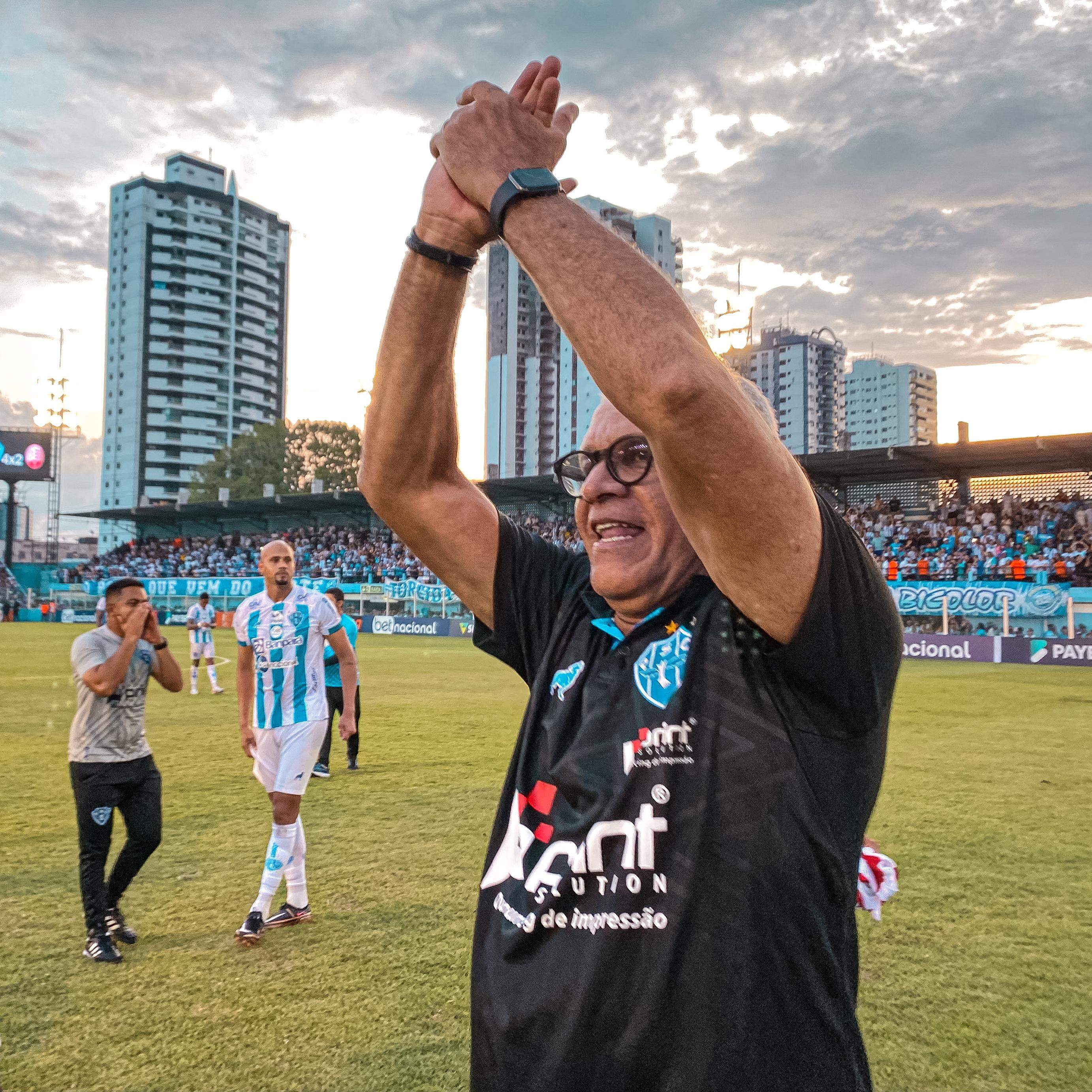 Hélio teme saída do executivo Ari Barros para o Grêmio: Vem sendo muito  importante - Folha PE