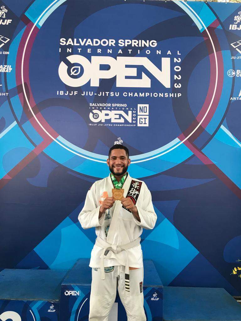 Casal niteroiense conquista com jiu-jitsu o Golden Visa dos