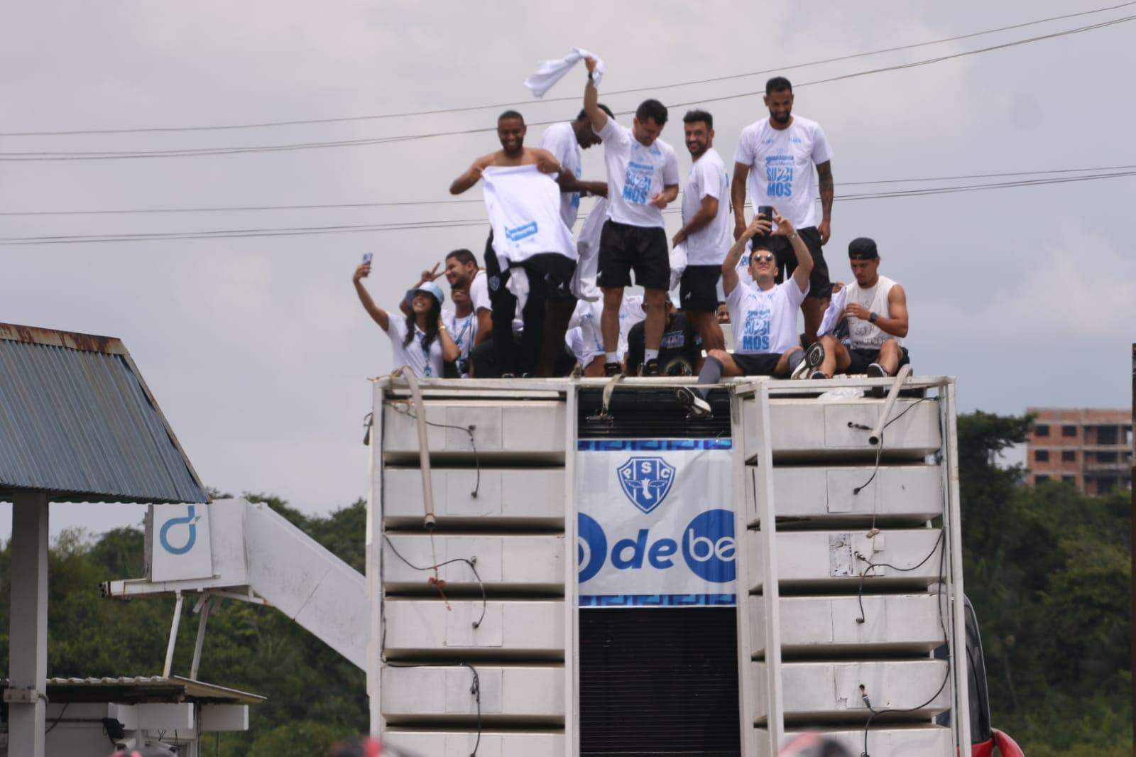 Jogadores Do Paysandu Saem Em Carreata Rumo à Doca Em Comemoração Pelo ...