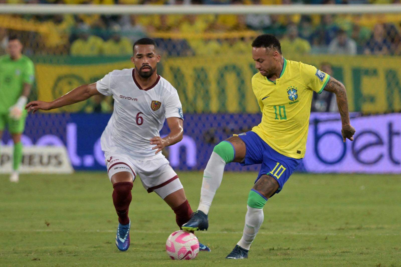 Brasil x Venezuela: Neymar é atingido por saco de pipoca na saída