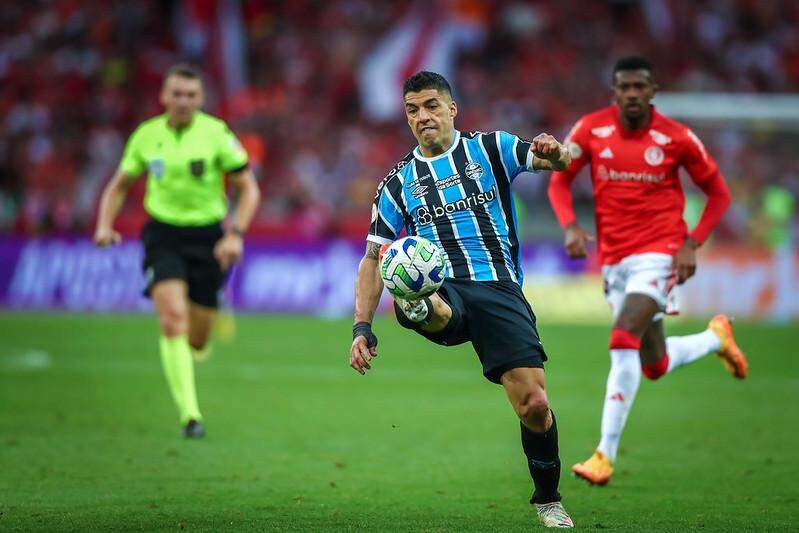 ASSISTIR CORITIBA X GRÊMIO AO VIVO ONLINE GRÁTIS COM IMAGEM HOJE, 01/11?  CORITIBA X GRÊMIO onde assistir? Veja transmissão do CORITIBA X GRÊMIO HOJE  AO VIVO no