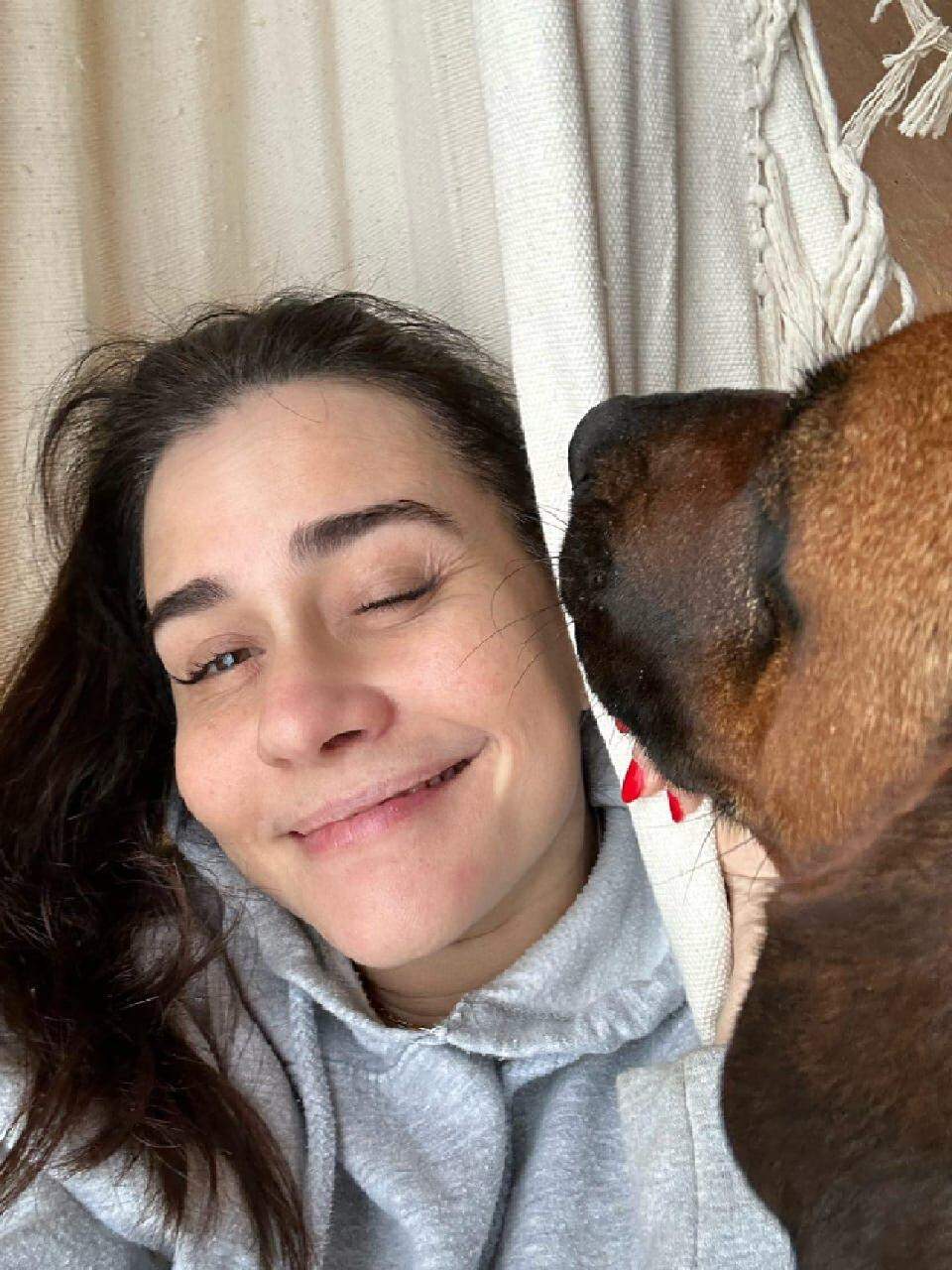 Alessandra Negrini diverte fãs em foto com seu cachorro | Celebridades | O  Liberal