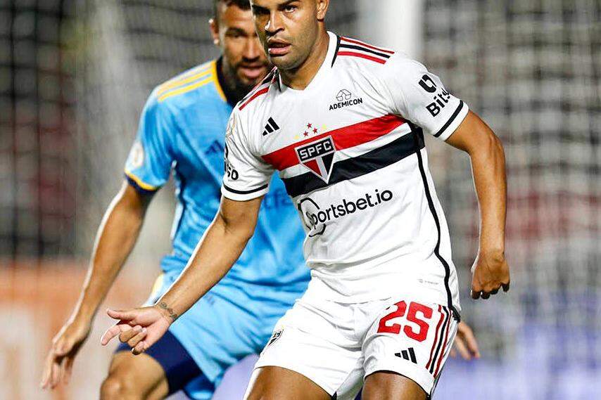 São Paulo vence o Cruzeiro com gol de Luciano e se afasta ainda