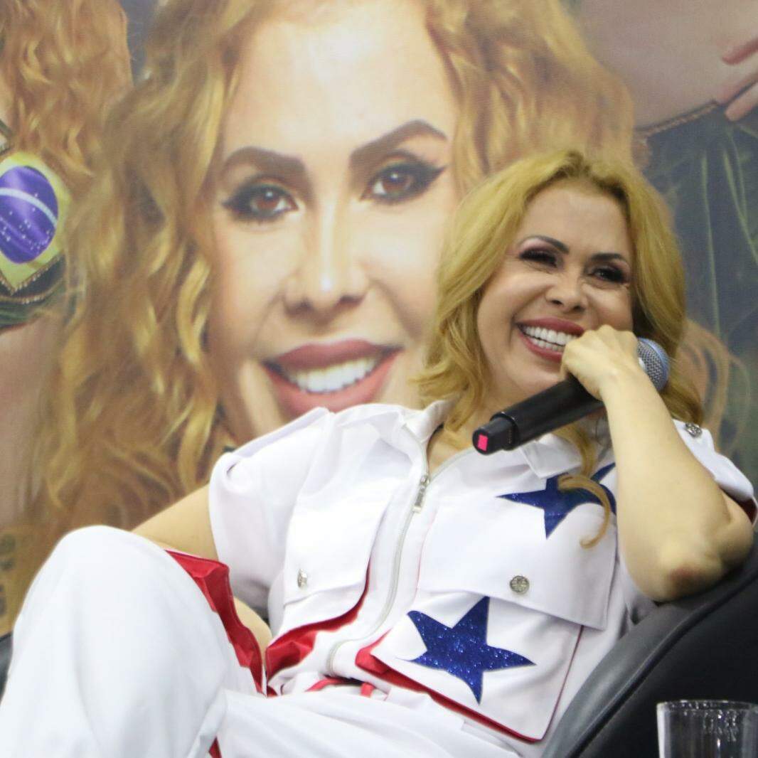 Joelma faz diretor americano tomar tacacá: ' É muito bom'; vídeo