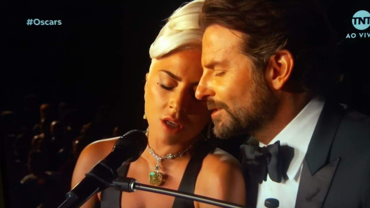 Lady Gaga E Bradley Cooper Subiram Ao Palco Para Cantar "Shallow" De ...